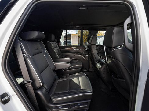 Used 2024 Cadillac Escalade Premium Luxury image 29