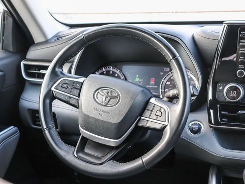 Used 2022 Toyota Highlander XLE FWD image 18
