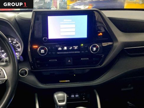 Used 2024 Toyota Highlander XLE image 7