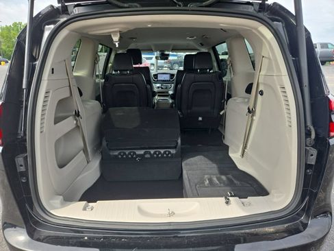 Used 2024 Chrysler Pacifica Touring-L FWD image 9
