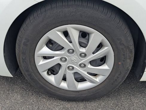 Used 2019 Hyundai Elantra SE w/ Cargo Package FWD image 12