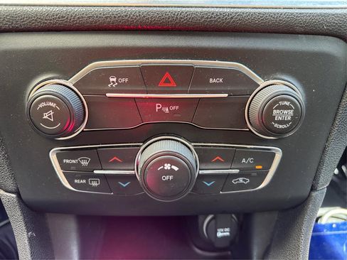 Used 2015 Dodge Charger SE w/ Sport Appearance Group image 47