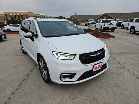 New 2026 Chrysler Pacifica Pinnacle image 8