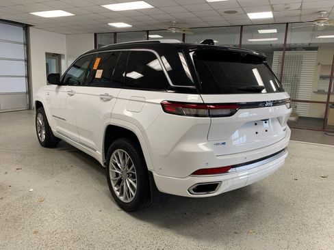 Used 2022 Jeep Grand Cherokee Summit w/ Advanced Protech Group IV AWD/4WD image 4