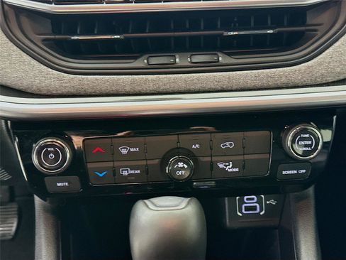 Used 2024 Jeep Compass Latitude image 16