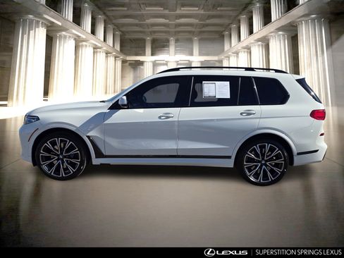 Used 2021 BMW X7 M50i image 7