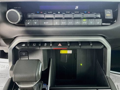 Used 2024 Toyota Tundra Platinum AWD/4WD image 17