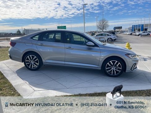 Used 2025 Volkswagen Jetta SE image 18