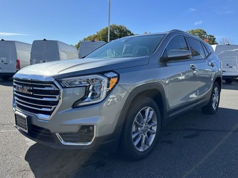 Used 2024 GMC Terrain SLT image 1