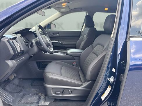 Used 2025 Nissan Pathfinder SV FWD image 9