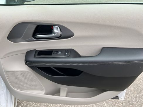 Certified 2024 Chrysler Pacifica Touring-L image 19