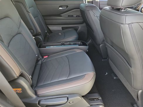 New 2025 Nissan Pathfinder Platinum image 17