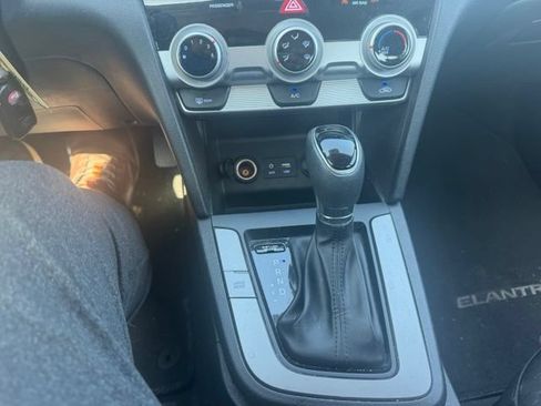 Used 2019 Hyundai Elantra SE FWD image 15