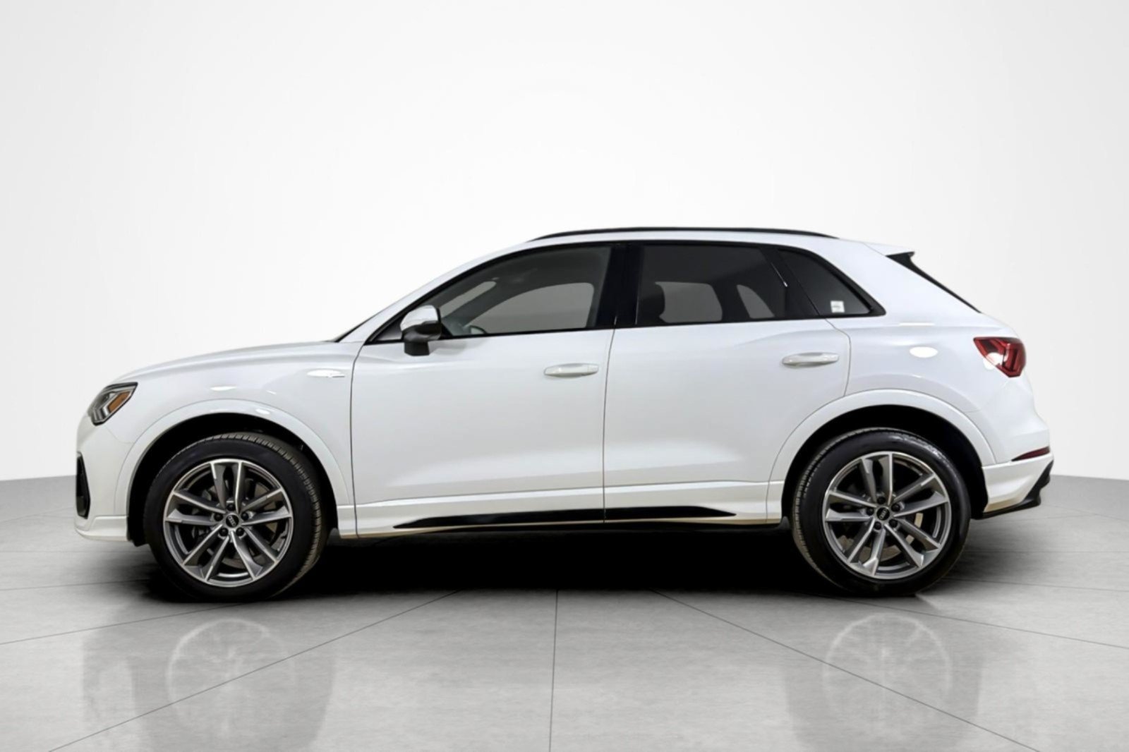 Used 2024 Audi Q3 2.0T Premium w/ Convenience Package AWD/4WD image 2