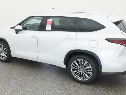 New 2026 Toyota Highlander Platinum AWD/4WD image 15