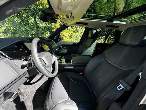 New 2025 Land Rover Range Rover SE image 9