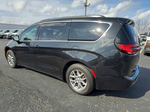 Used 2022 Chrysler Pacifica Touring image 6