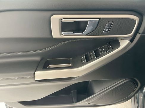 Used 2022 Ford Explorer XLT w/ Equipment Group 202A AWD/4WD image 13