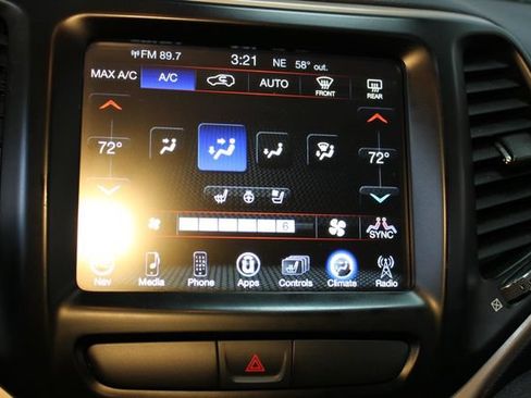 Used 2017 Jeep Cherokee Limited w/ Luxury Group AWD/4WD image 26