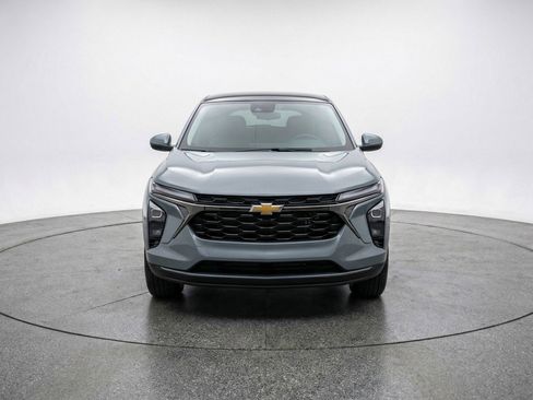 Used 2025 Chevrolet Trax LT w/ LT Convenience Package image 2