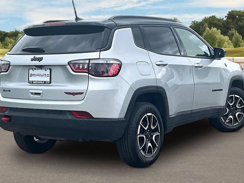 Used 2025 Jeep Compass Trailhawk AWD/4WD image 12