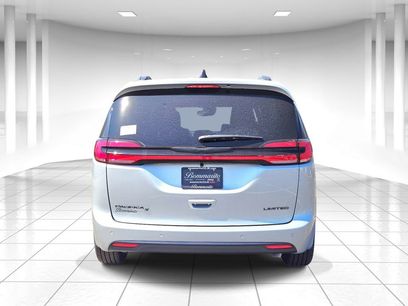 New 2026 Chrysler Pacifica Limited w/ Uconnect Theater Family Group