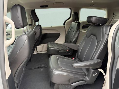 Used 2024 Chrysler Pacifica Touring-L FWD image 5