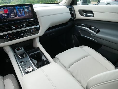 Certified 2026 Nissan Pathfinder SL w/ SL Premium Package AWD/4WD image 11