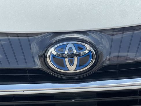 Used 2021 Toyota Venza LE image 12