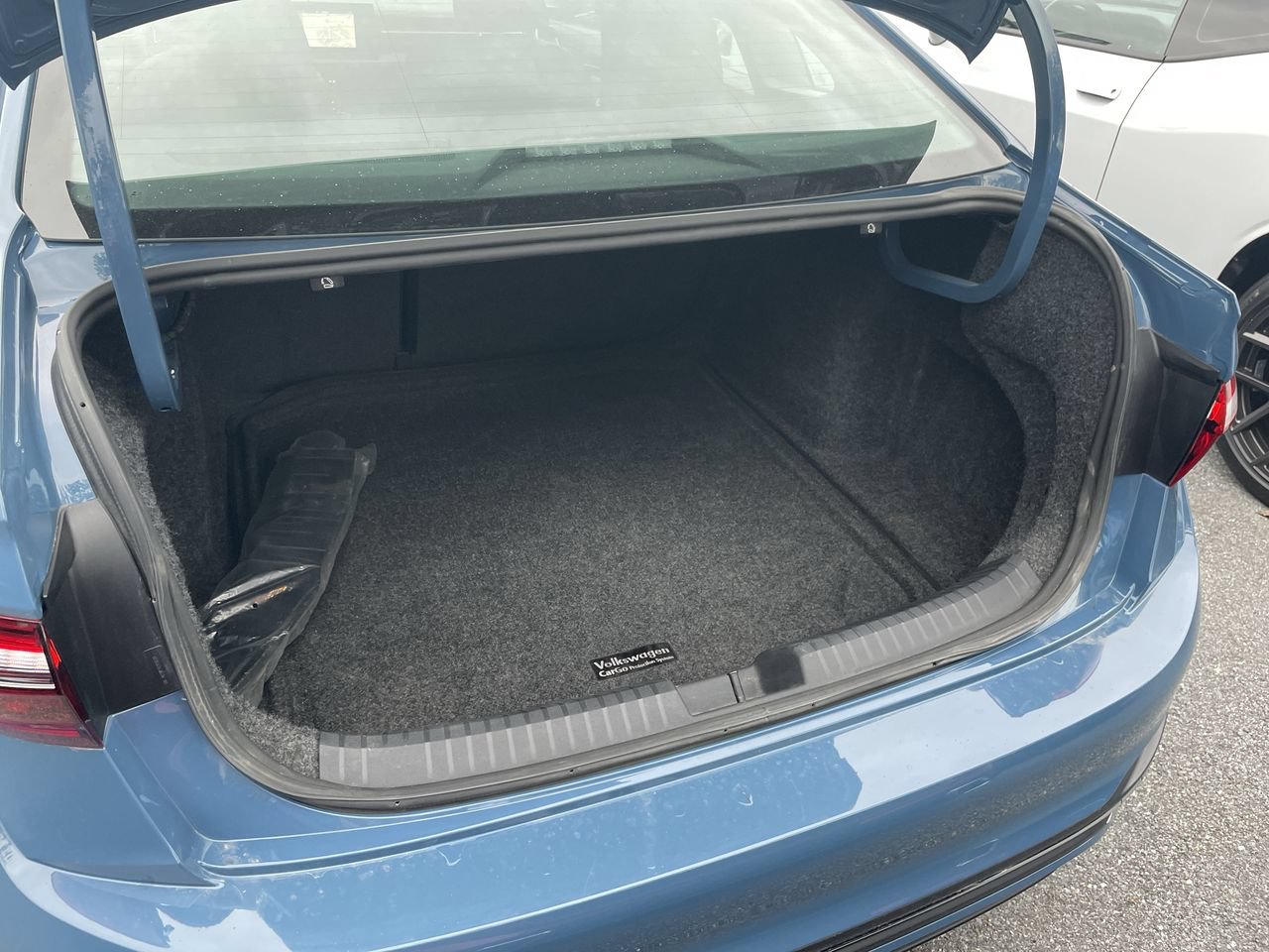 Used 2025 Volkswagen Jetta SEL FWD image 40