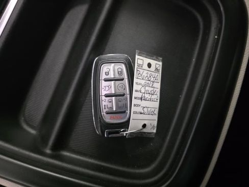 Used 2018 Chrysler Pacifica Touring-L FWD image 23