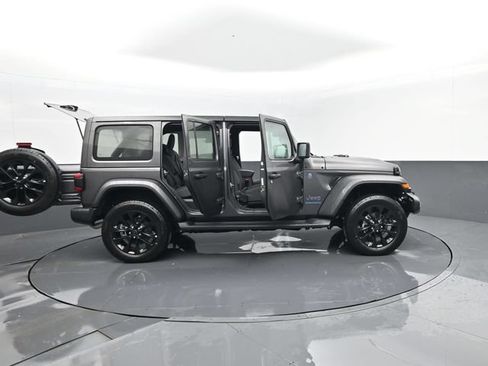 Used 2025 Jeep Wrangler Unlimited Sahara AWD/4WD image 29