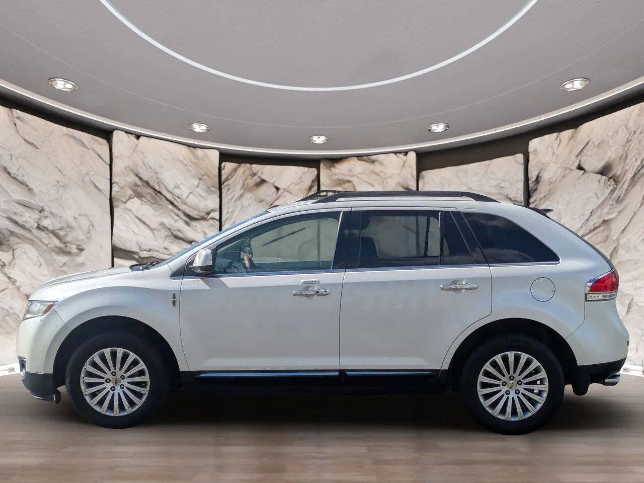 Used 2011 Lincoln MKX 2WD w/ Wood Pkg image 3