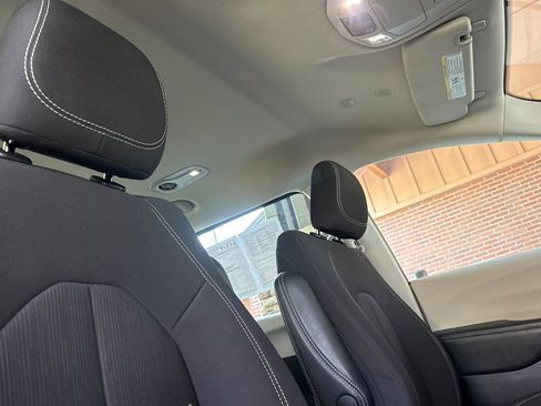 Used 2023 Chrysler Voyager LX FWD image 18