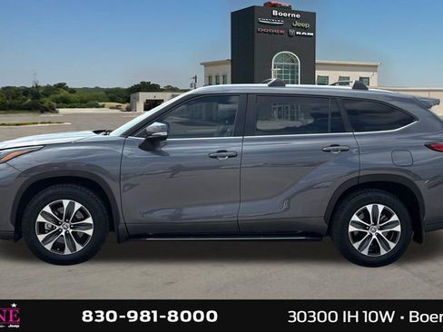Used 2023 Toyota Highlander XLE FWD image 4