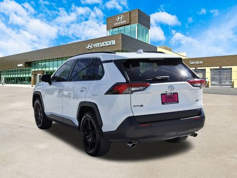 Used 2020 Toyota RAV4 XLE Premium image 8