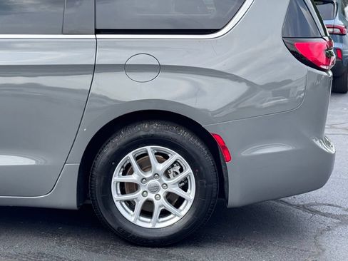 Used 2023 Chrysler Pacifica Touring-L FWD image 38