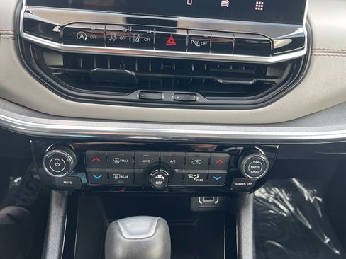 Certified 2024 Jeep Compass Limited image 32