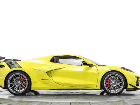 Used 2024 Chevrolet Corvette Z06 w/ Z07 Performance Package RWD image 18