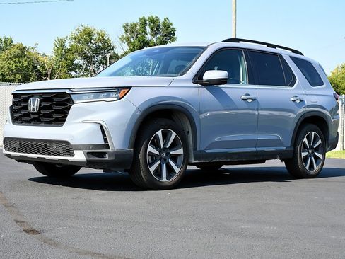 Certified 2025 Honda Pilot Touring image 3