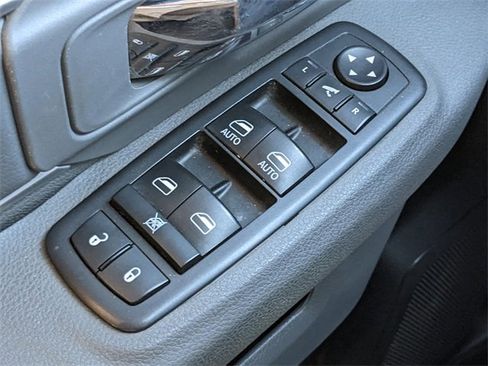 Used 2015 RAM 2500 SLT w/ Luxury Group image 17