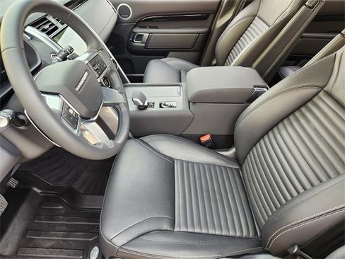 Used 2025 Land Rover Discovery S image 13