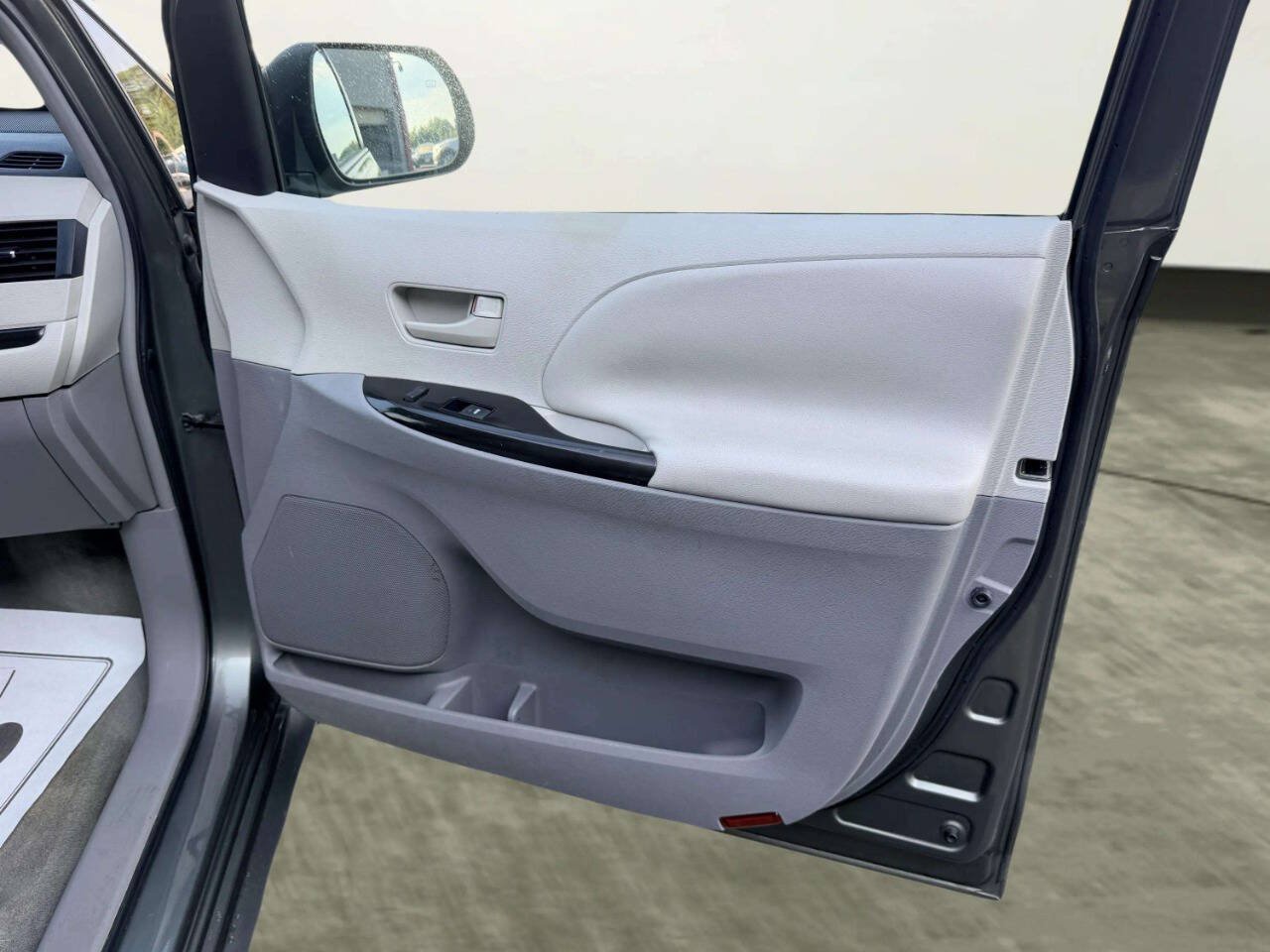 Used 2011 Toyota Sienna LE FWD image 26