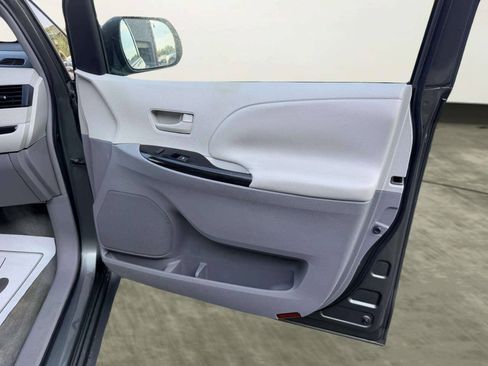 Used 2011 Toyota Sienna LE FWD image 26