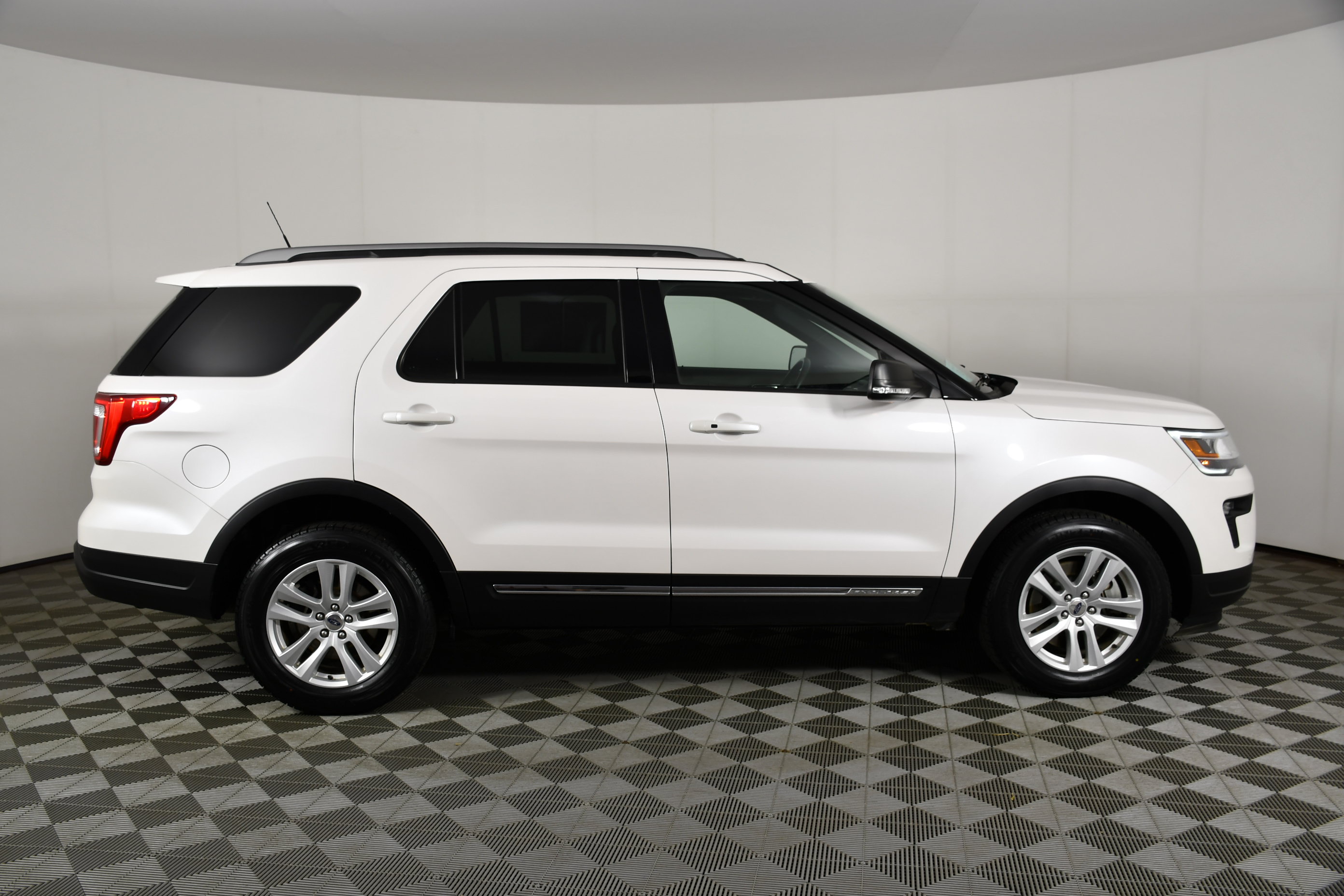 Used 2019 Ford Explorer XLT w/ Equipment Group 202A AWD/4WD image 5