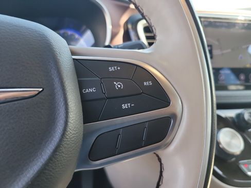 Used 2020 Chrysler Pacifica Limited FWD image 27