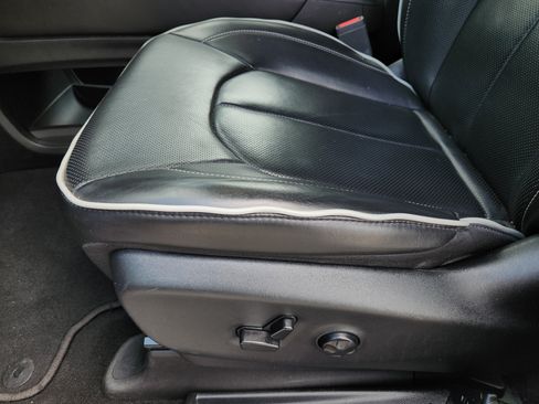 Used 2025 Chrysler Pacifica Limited FWD image 26