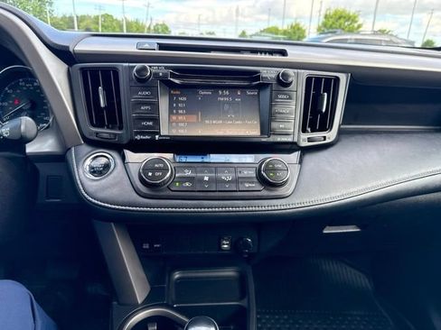Used 2018 Toyota RAV4 XLE AWD/4WD image 19