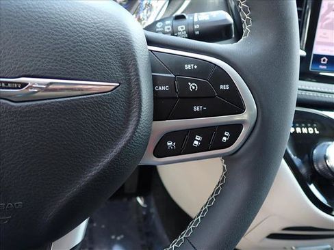 Used 2023 Chrysler Pacifica Touring-L FWD image 16