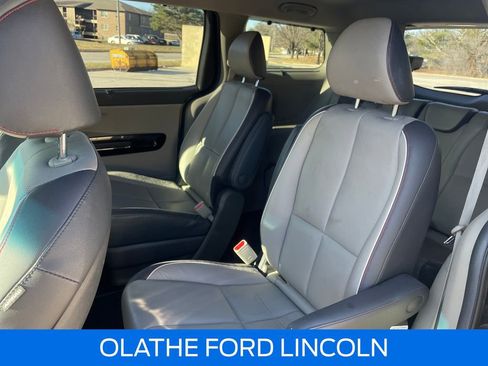 Used 2018 Kia Sedona SX image 27
